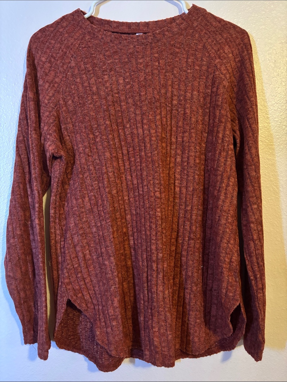 Womanβs Ribbed Crewneck Long Sleeve Sweater Shirt in Rust Brown, Size M